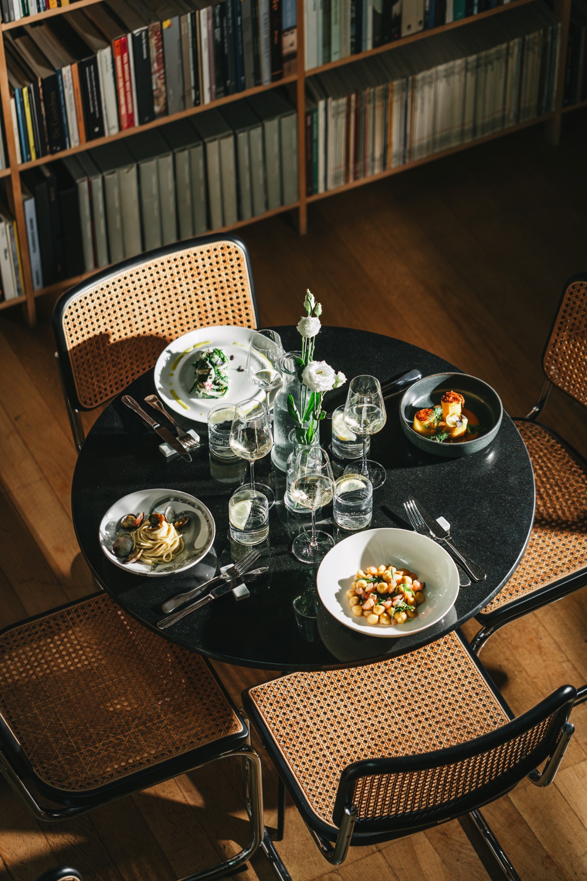 tavolo con portate servite ninu roma